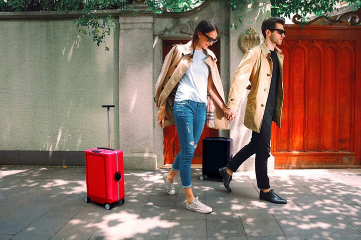 the-cowarobot-r1-is-a-carryon-suitcase-that-automatically-follows-you_1